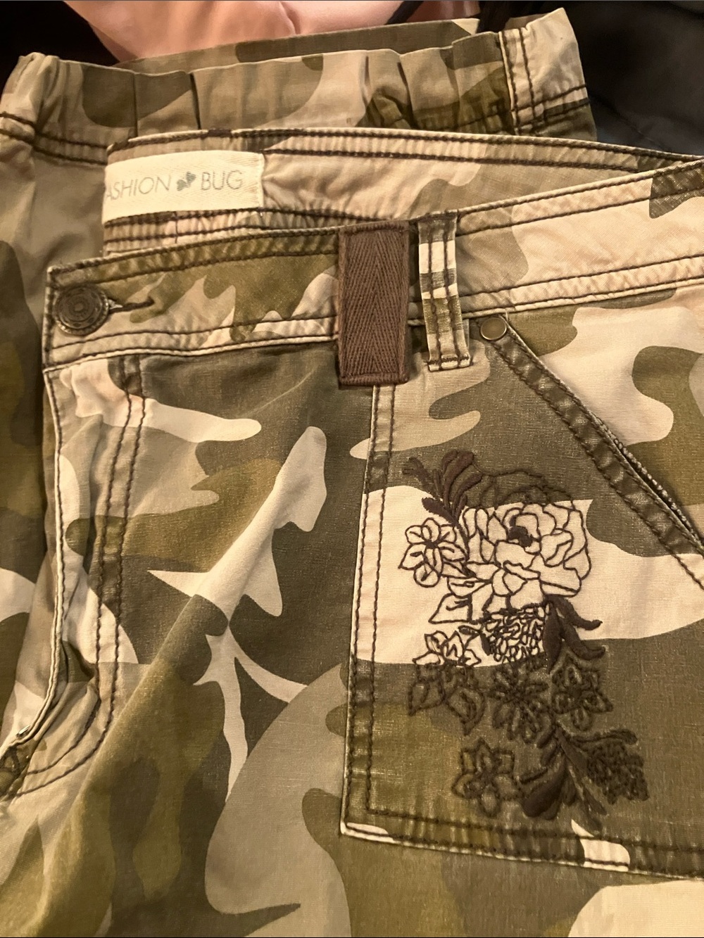 Vintage Y2K Fashion Bug Embroidered Camo Cargo Pants wide leg!